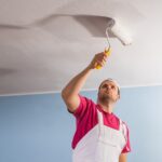 Как отремонтировать облупившийся потолок: пошагово